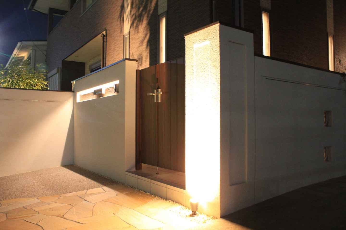 左官仕上げの門柱をライトアップ