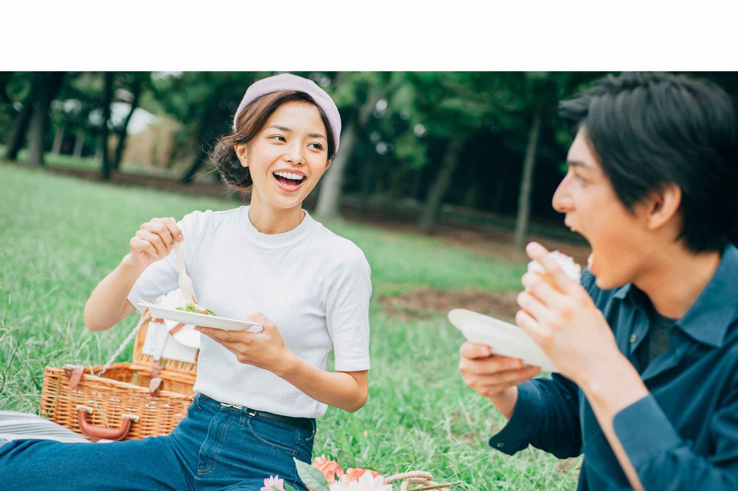 庭で食事をする夫婦