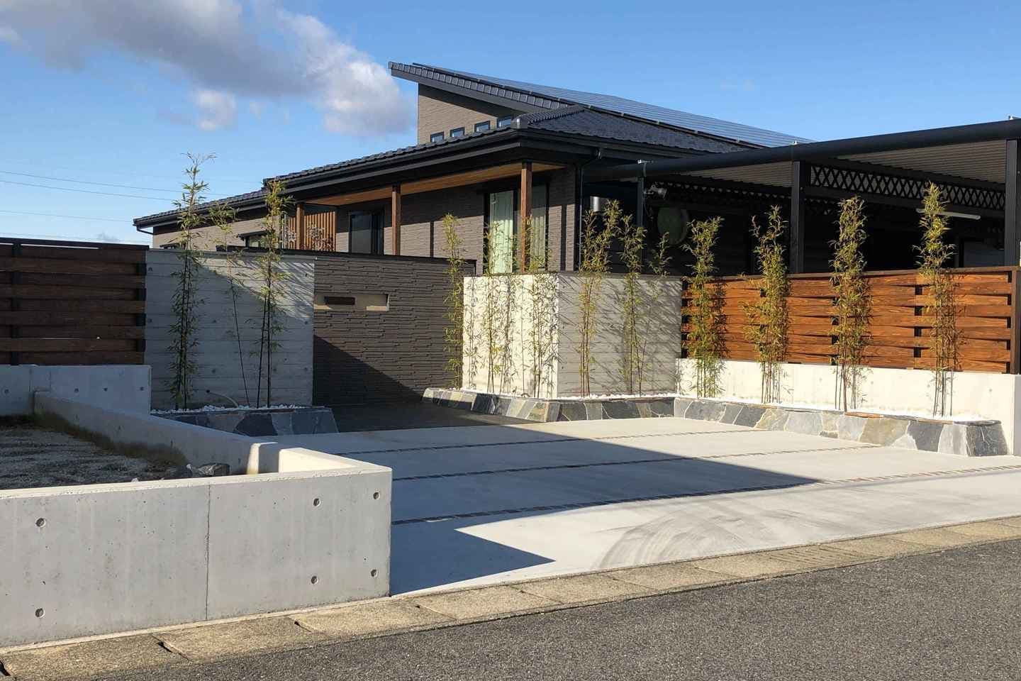 タイル貼りとコンクリート打ち放しの門まわり