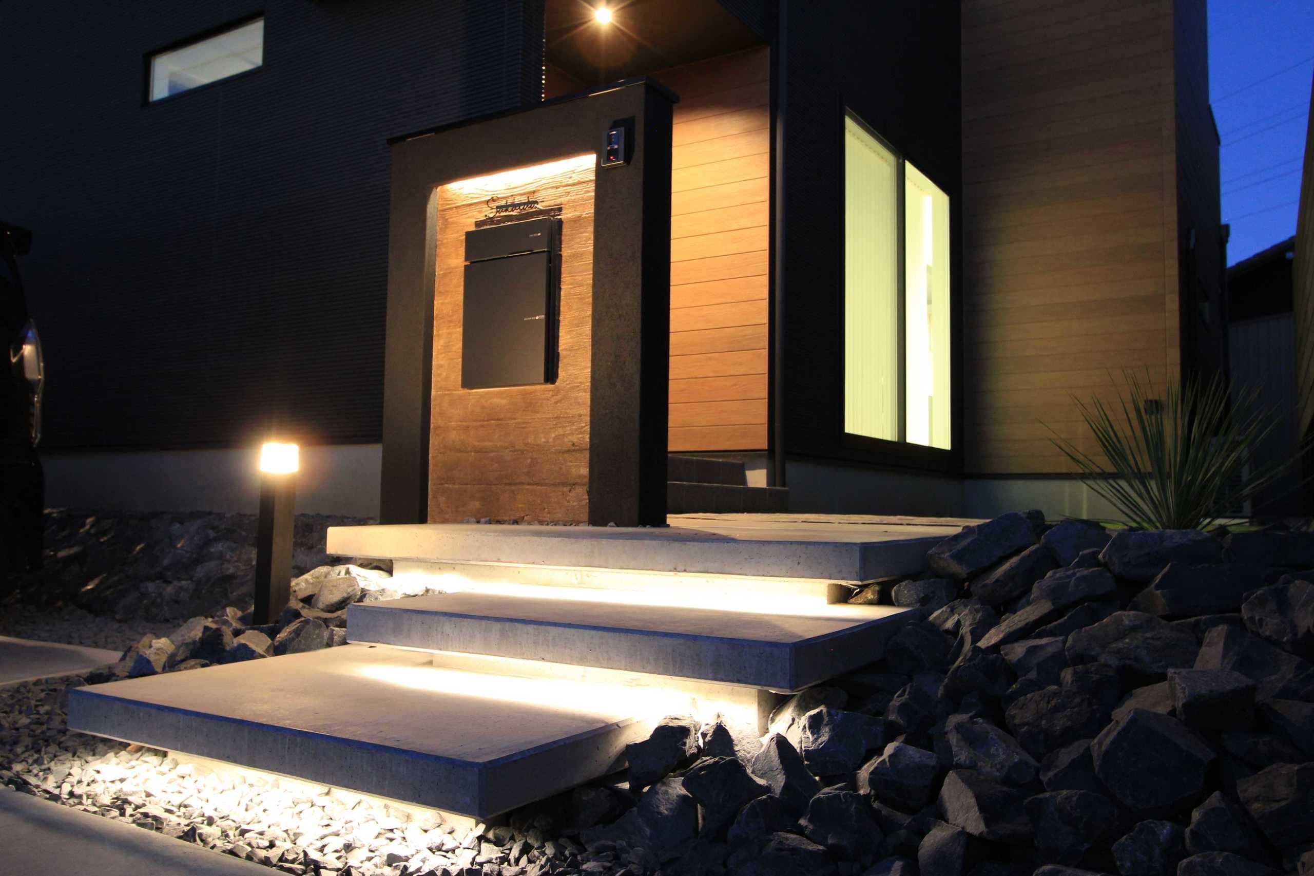 間接照明を使った門柱と階段のライティング