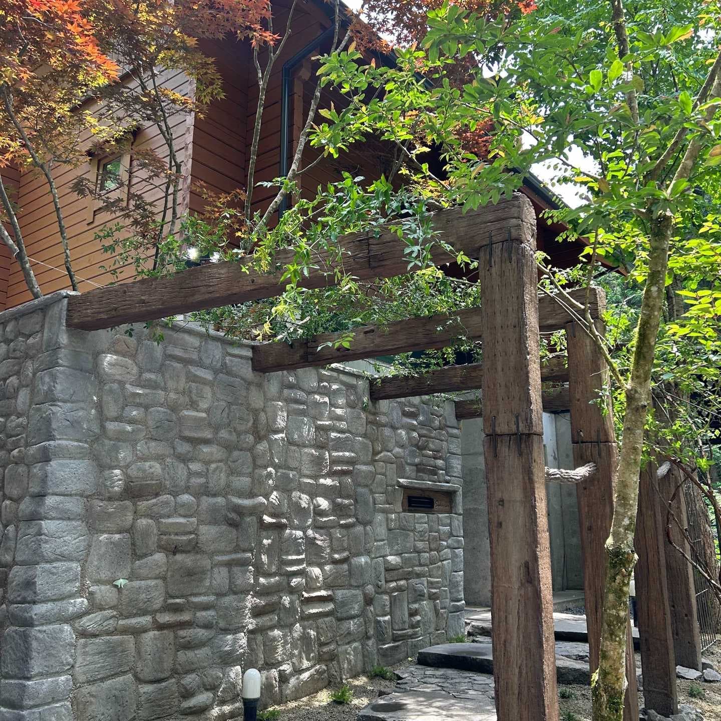 モルタル造形の擬木と擬石の門まわり