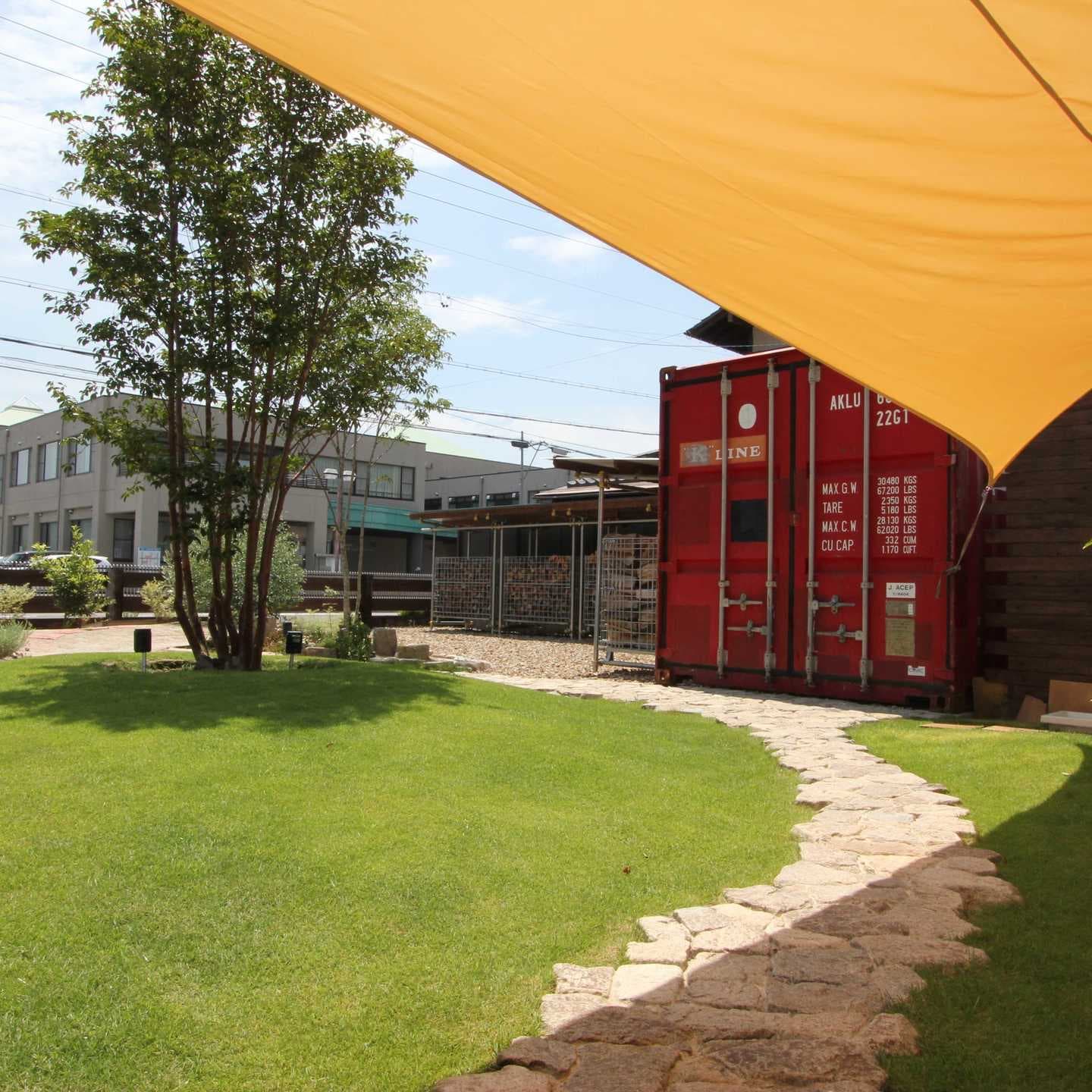 自然石の園路と植栽