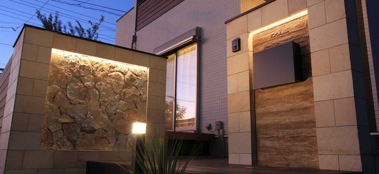 間接照明とポールライトで構成された門まわりのライトアップ