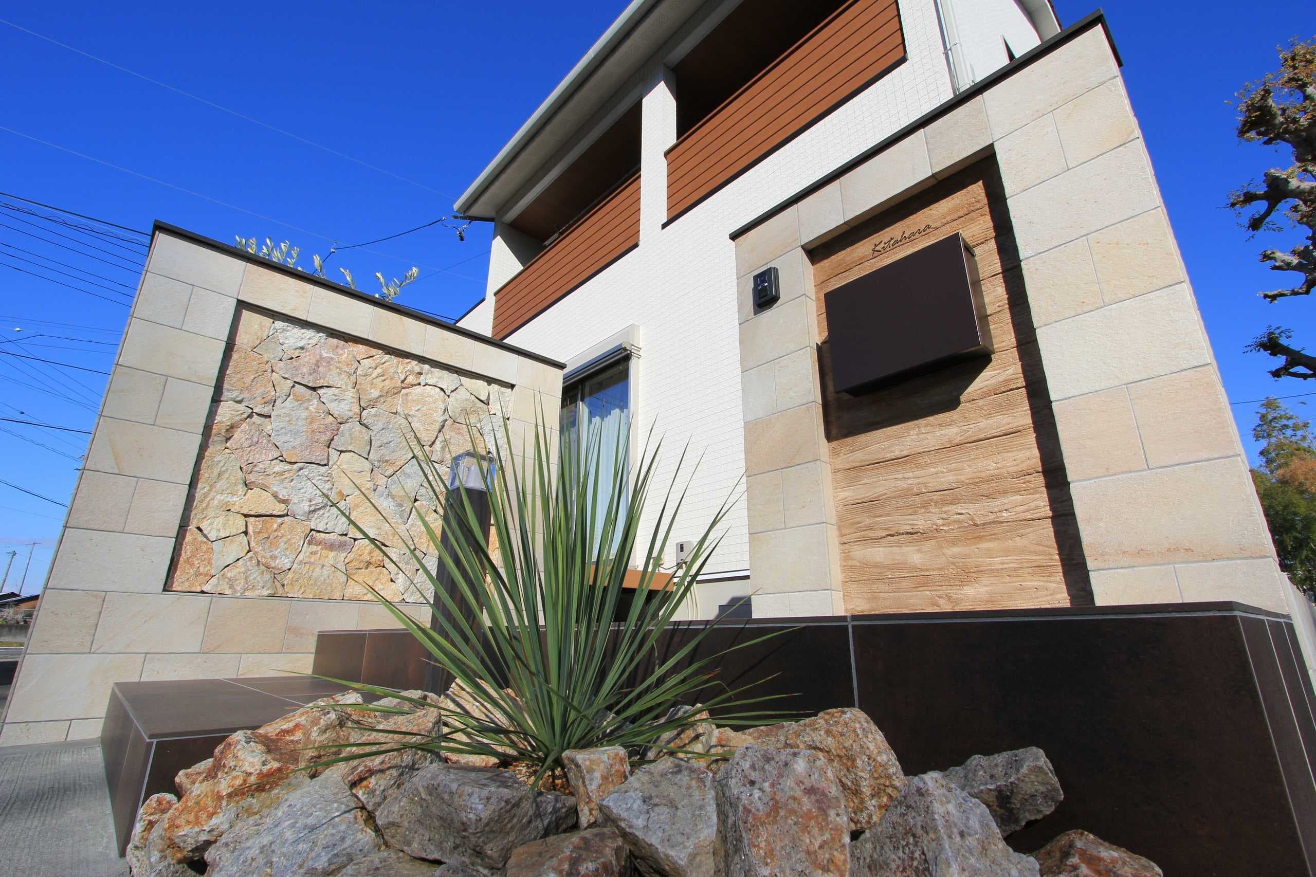 タイル貼りと石貼りによる門まわり