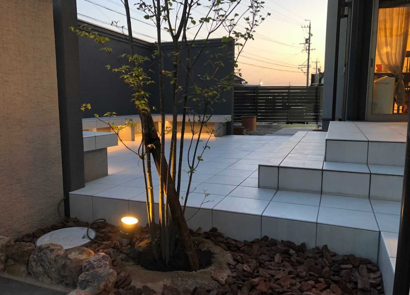 目隠し塀の間接照明とアップライトによるライティング