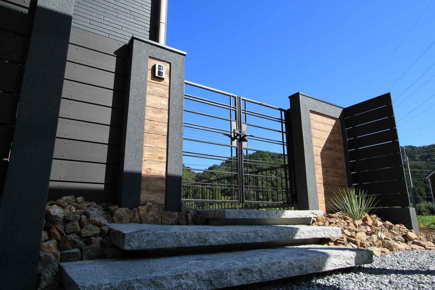 モルタル造形の門柱と大判石の階段