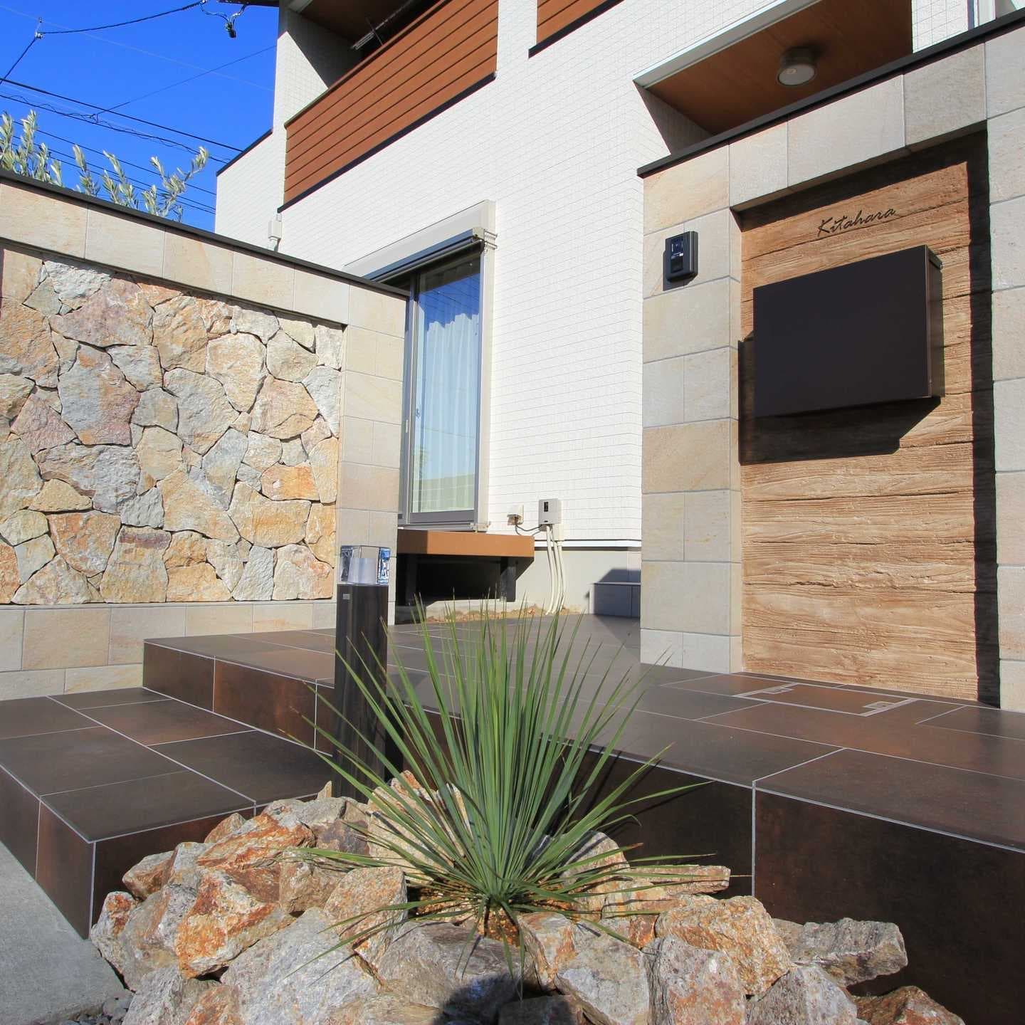 モルタル造形とジョリパット仕上げの門まわり