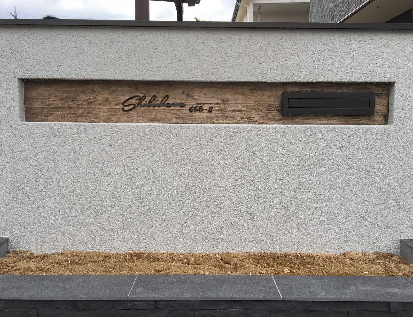 モルタル造形の表札を組み込んだ門柱