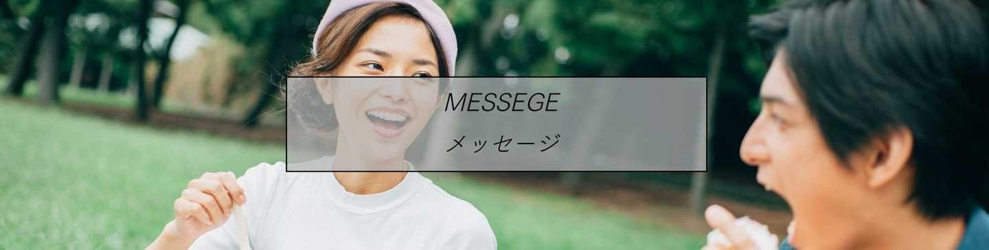 屋外で食事をする夫婦