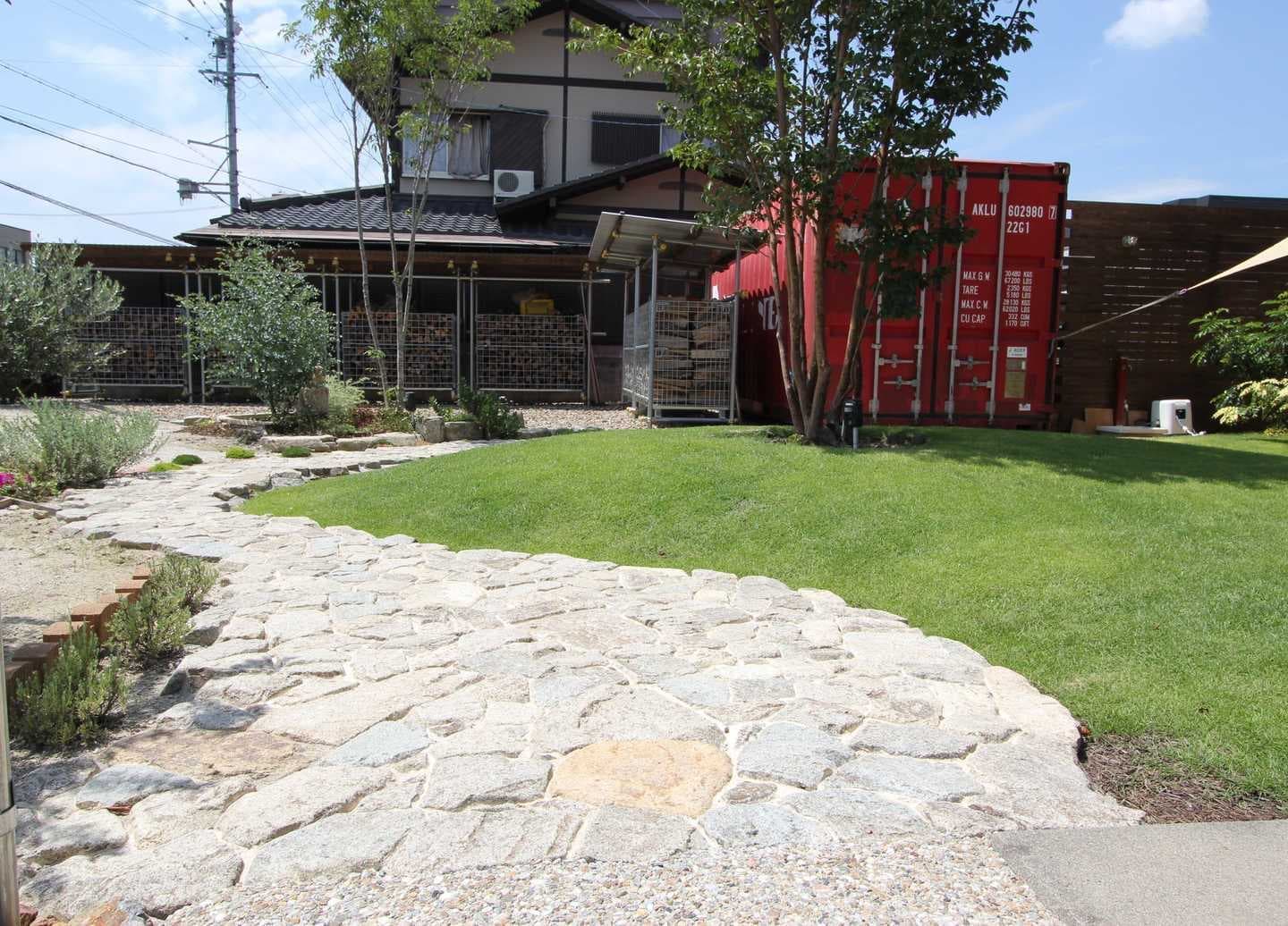 自然石を敷き詰めた園路