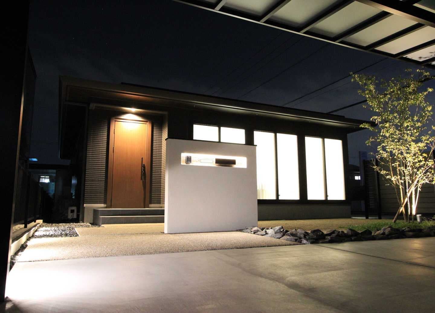 間接照明で構成された門まわりのライトアップ