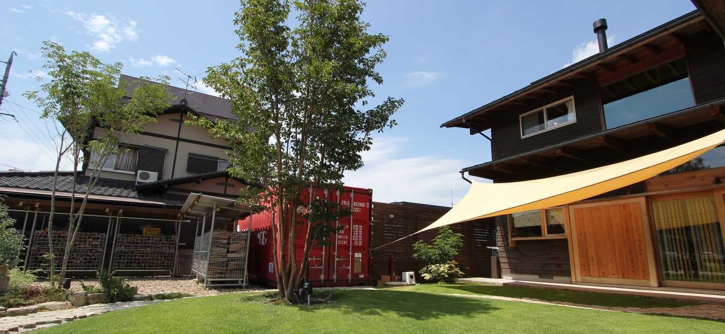 起伏のある芝張りとヒメシャラ