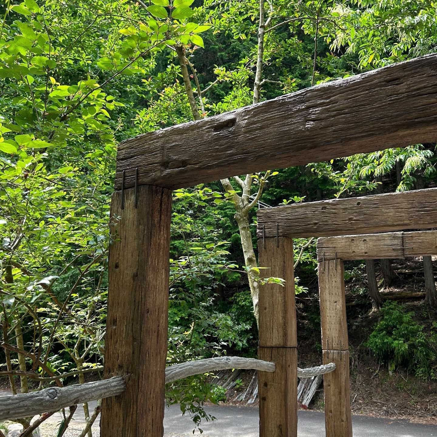 モルタル造形仕上げのテラス壁