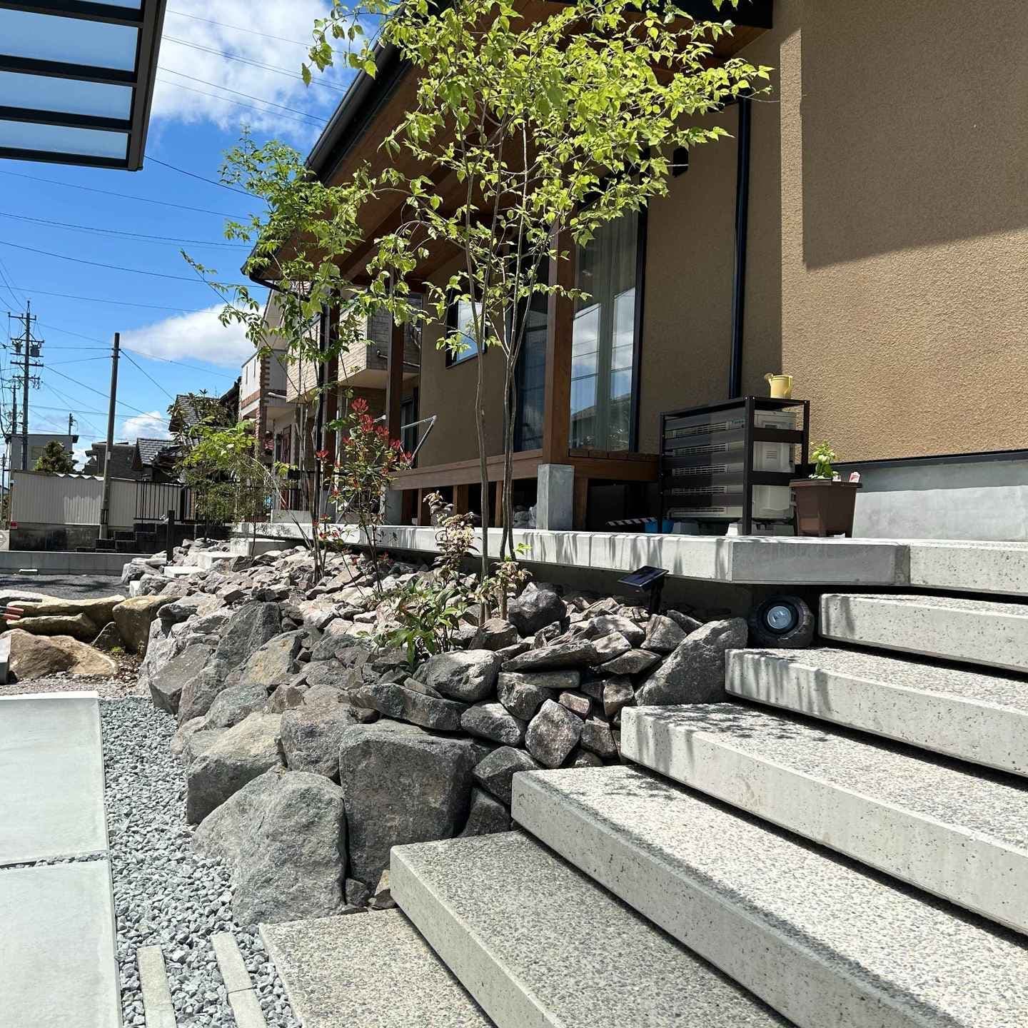 石積の土留めとコンクリート製の階段