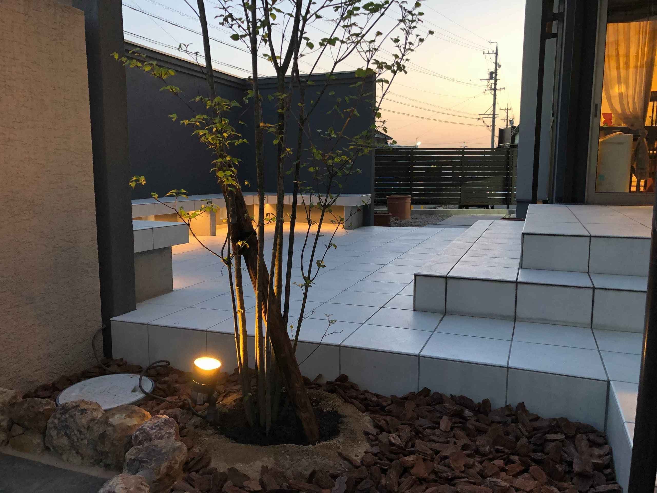 目隠し塀のある中庭とライトアップ