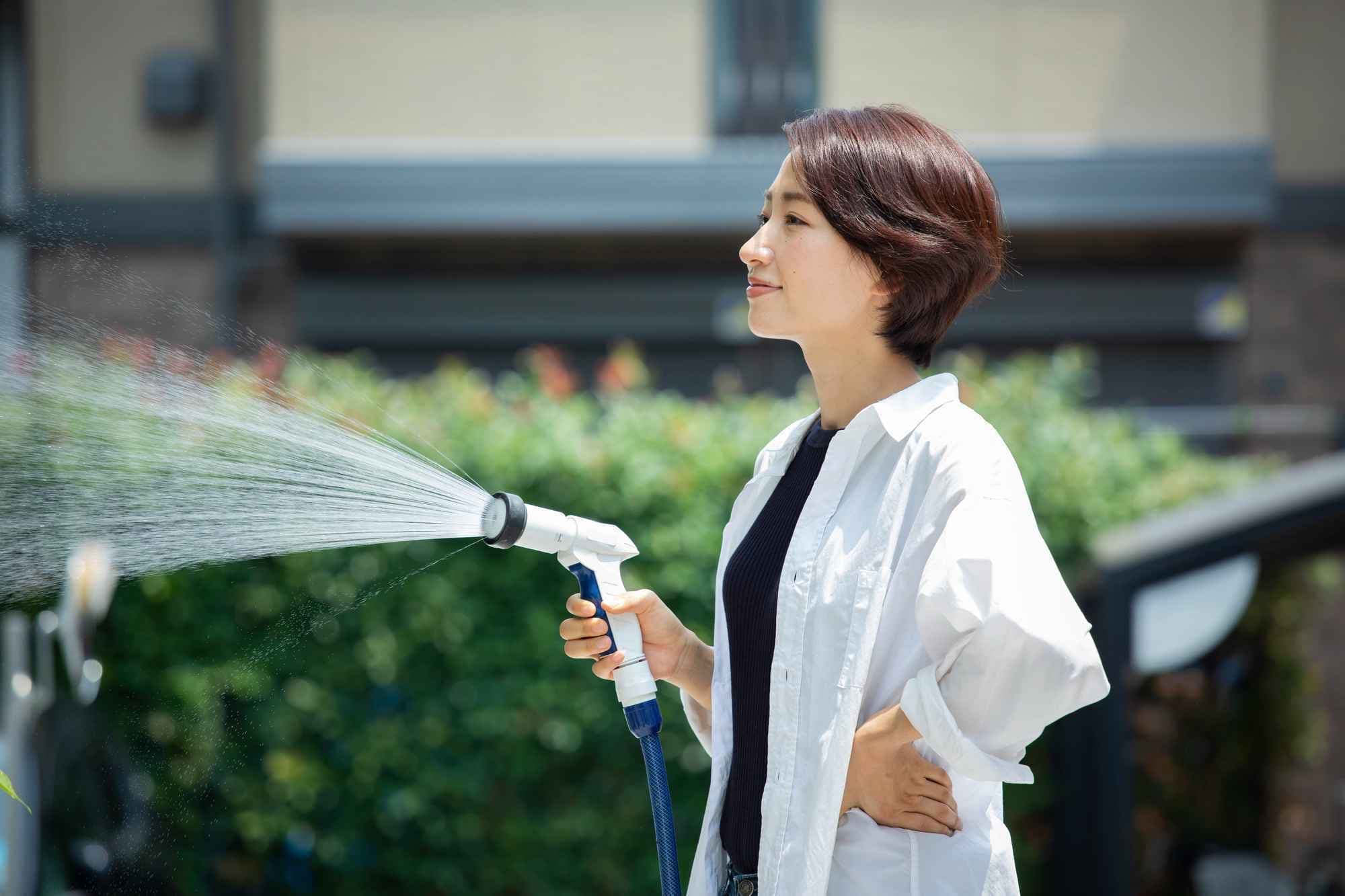 水やりをする女性