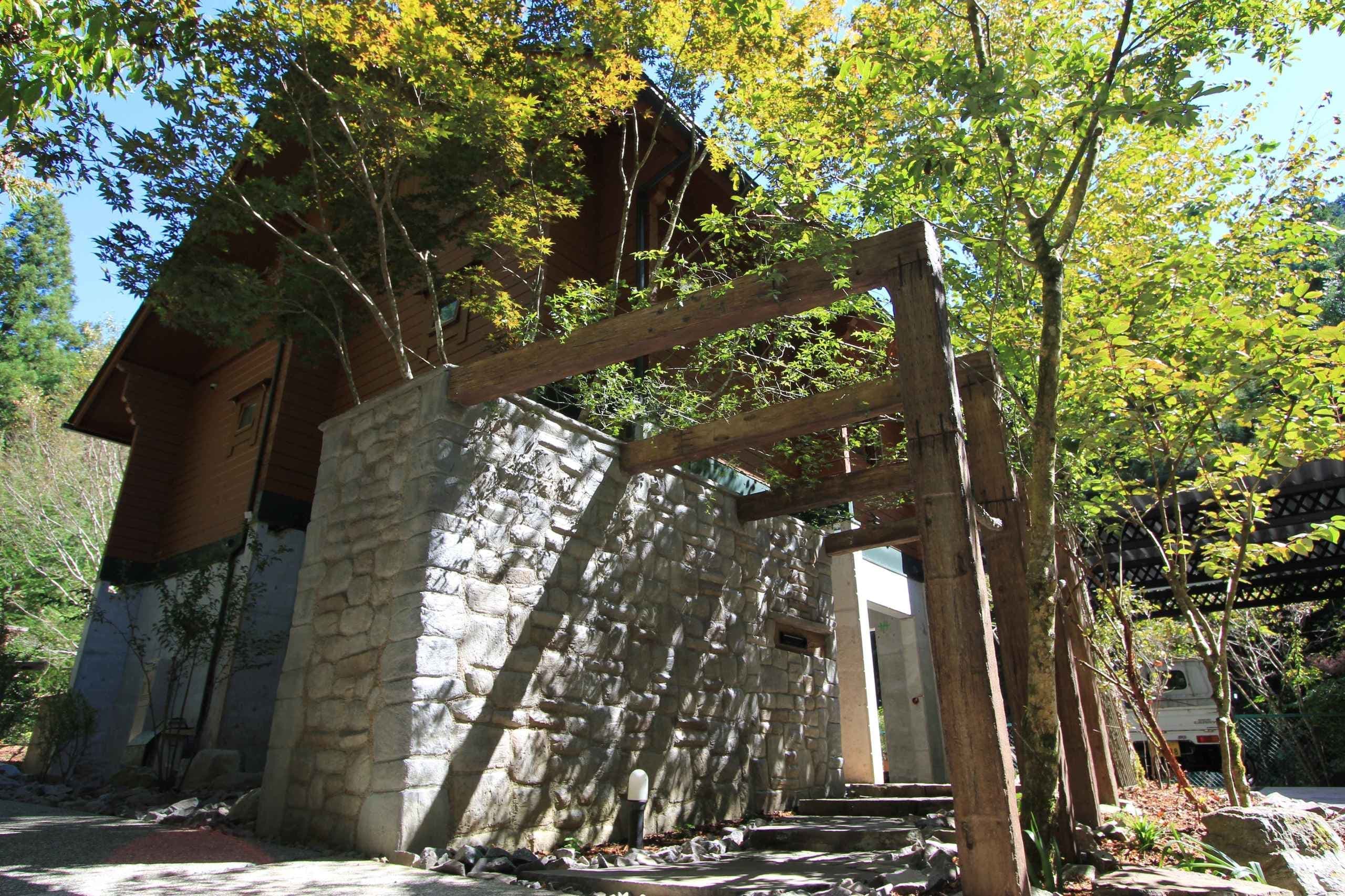 モルタル造形で仕上げた門まわり