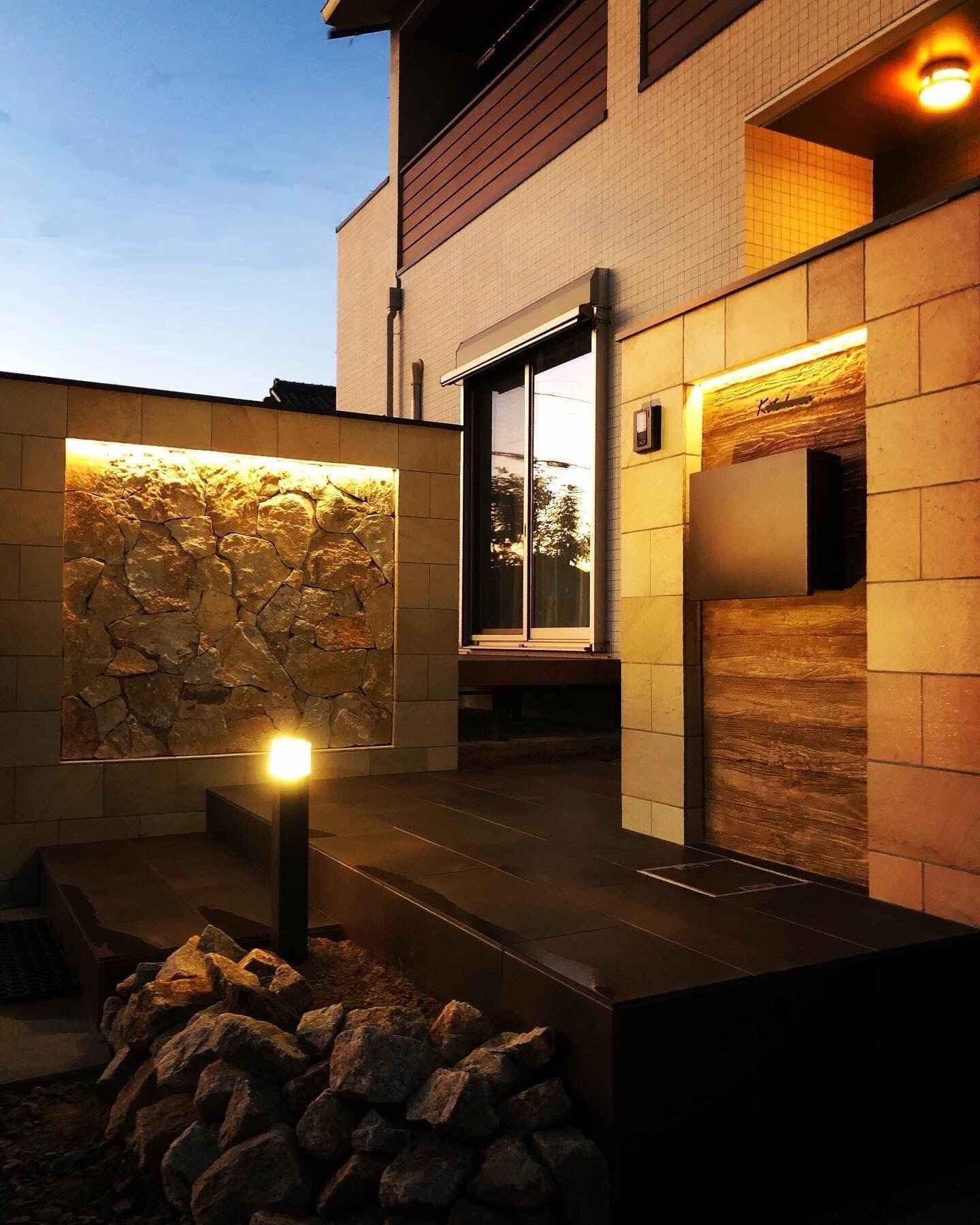 石貼りとタイル貼りの門まわりとライトアップ