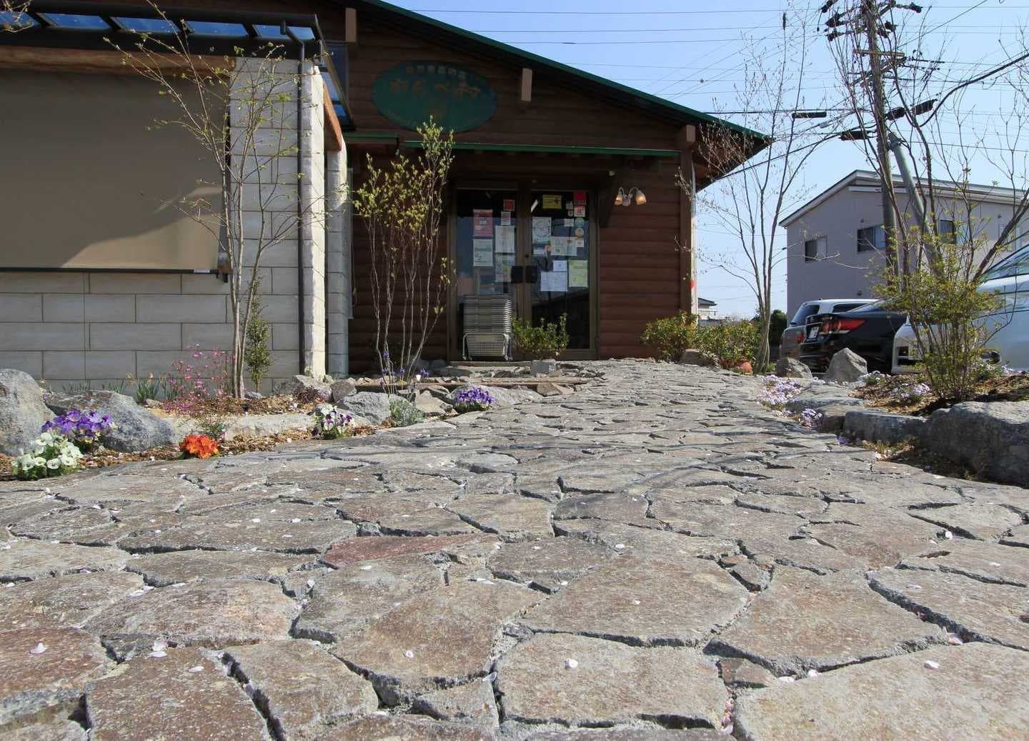 自然石のアプローチ