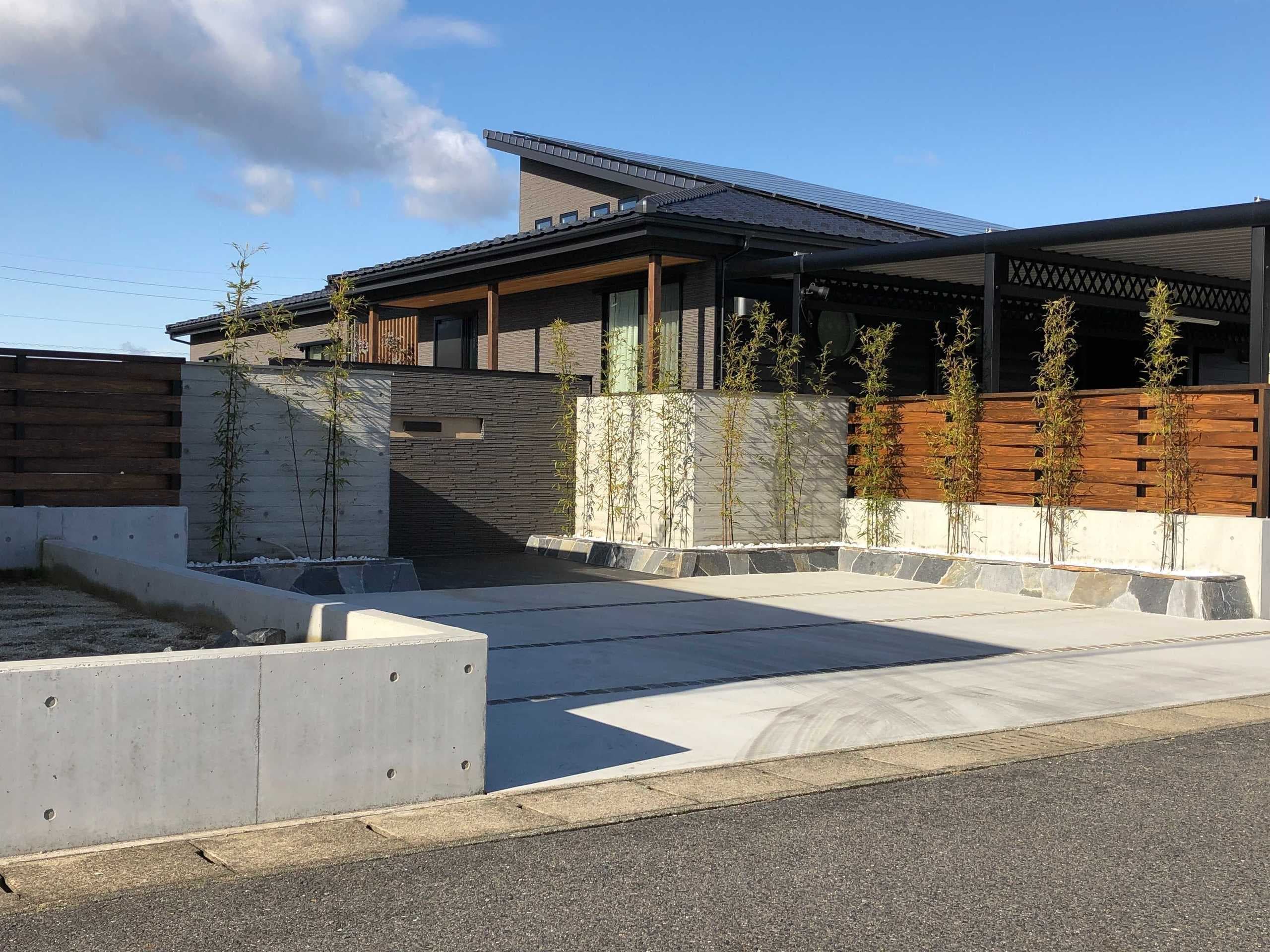 タイル貼りとコンクリート打ち放しの門まわり