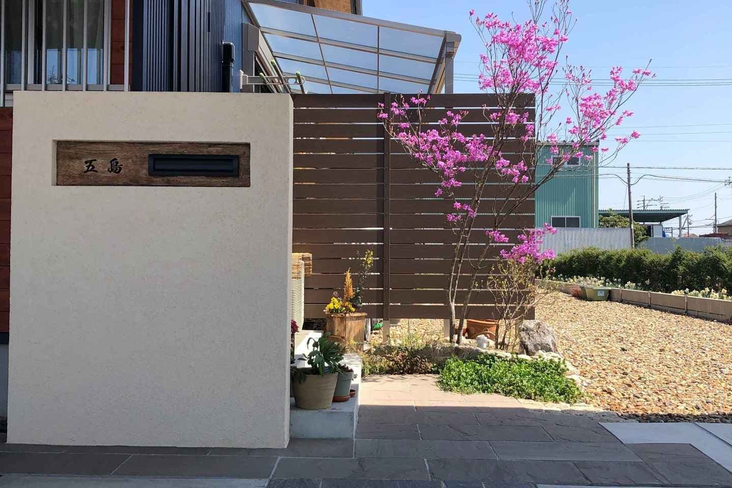 タイル貼りとコンクリート打ち放しの門まわり