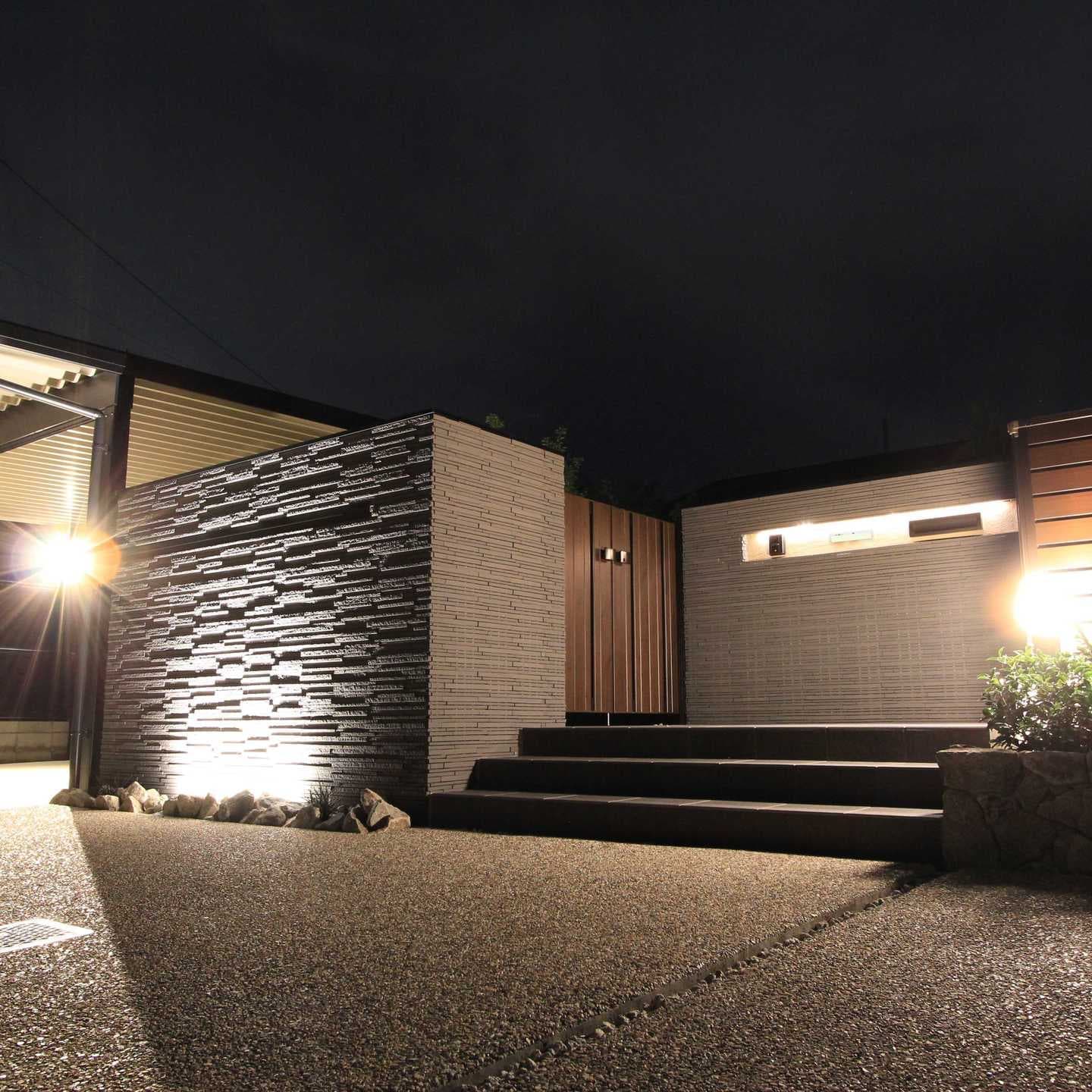 タイル貼りの門まわりをライトアップ